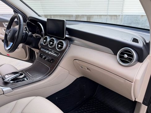 Used 2019 Mercedes-Benz GLC 300 4MATIC image 23