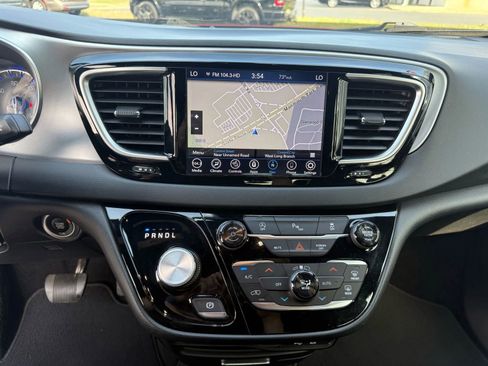 Used 2018 Chrysler Pacifica Touring-L w/ Premium Audio Group image 21