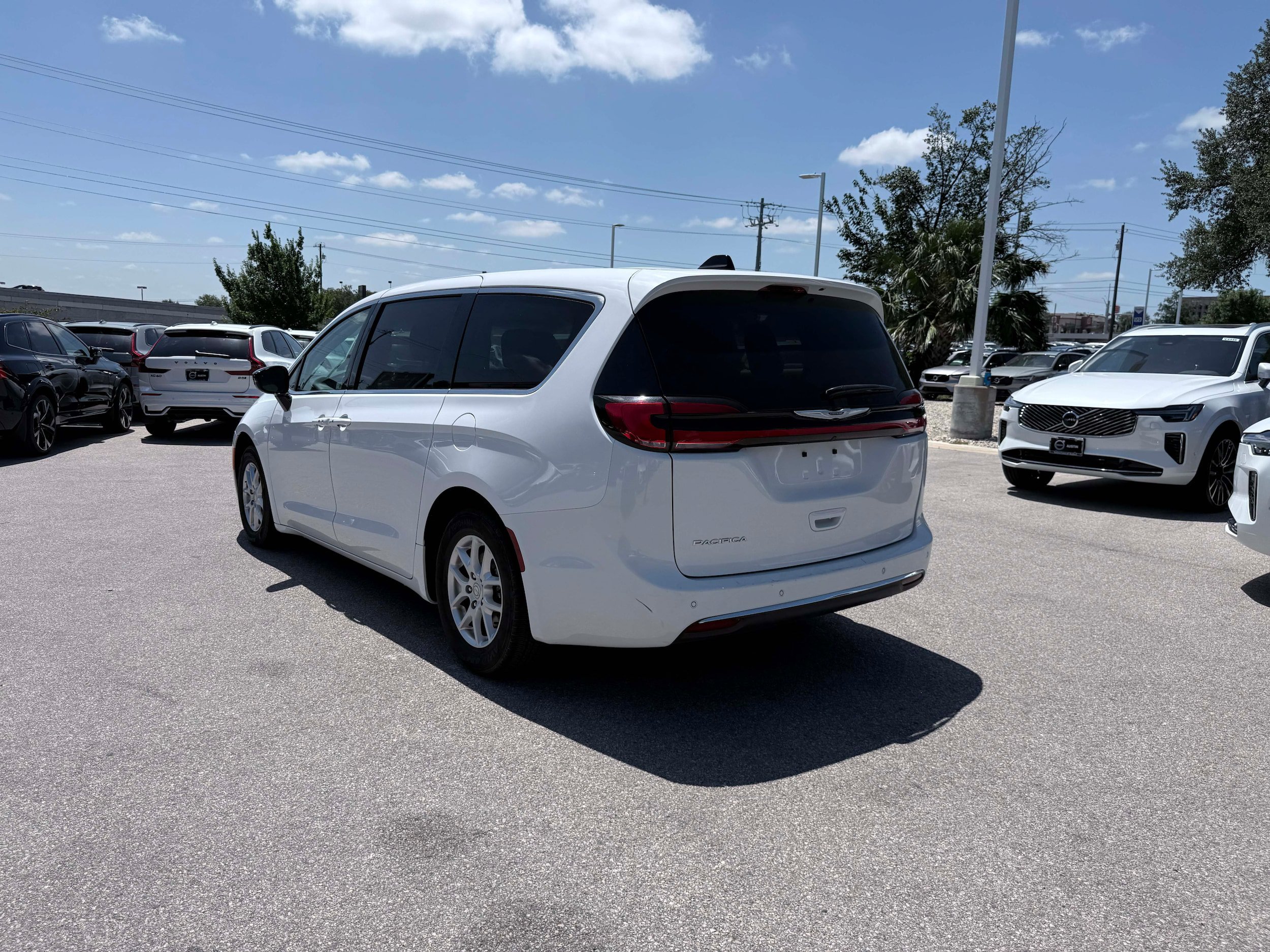 Used 2024 Chrysler Pacifica Touring-L FWD image 4