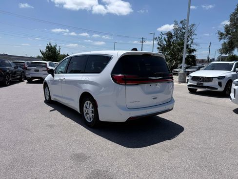 Used 2024 Chrysler Pacifica Touring-L FWD image 4