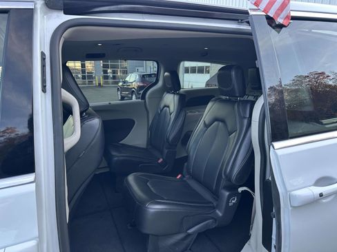 Used 2024 Chrysler Pacifica Touring-L image 12