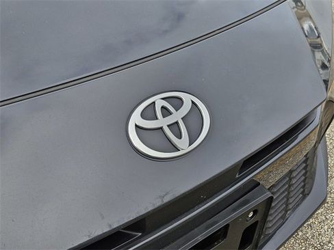Used 2025 Toyota Camry SE image 3