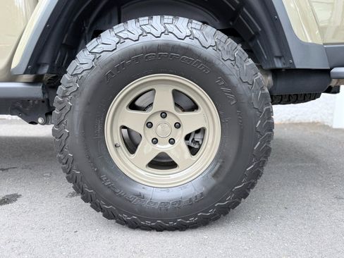 Used 2020 Jeep Gladiator Rubicon AWD/4WD image 34