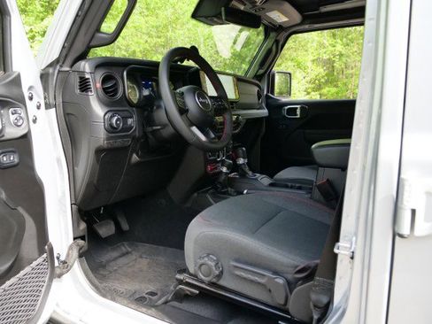 Used 2024 Jeep Wrangler Unlimited Rubicon w/ Technology Group image 26