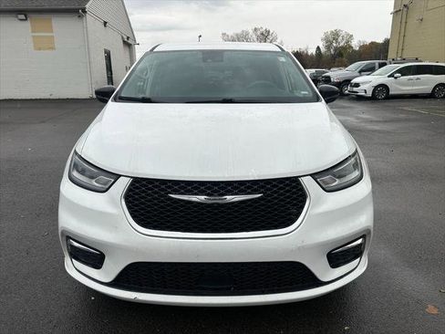 Certified 2024 Chrysler Pacifica Touring-L image 11