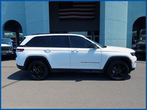 Used 2023 Jeep Grand Cherokee Limited w/ Luxury Tech Group II AWD/4WD image 1