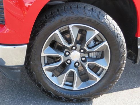 Used 2022 Chevrolet Silverado 1500 LT AWD/4WD image 8