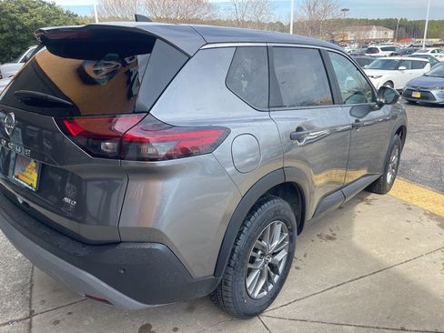 Used 2023 Nissan Rogue S image 4