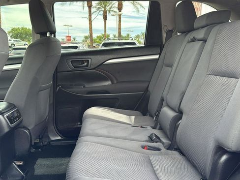 Used 2018 Toyota Highlander LE image 25