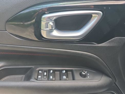 Used 2025 Jeep Compass Trailhawk AWD/4WD image 19
