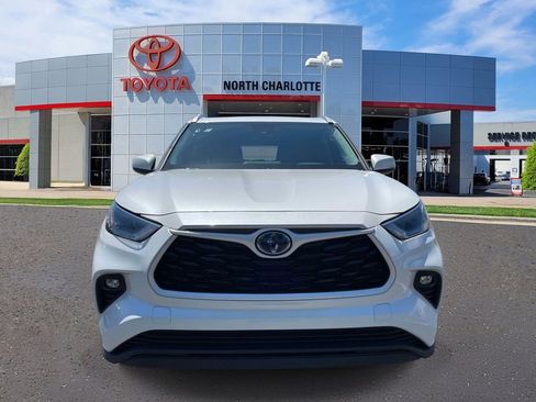 Used 2024 Toyota Highlander XLE AWD/4WD image 3