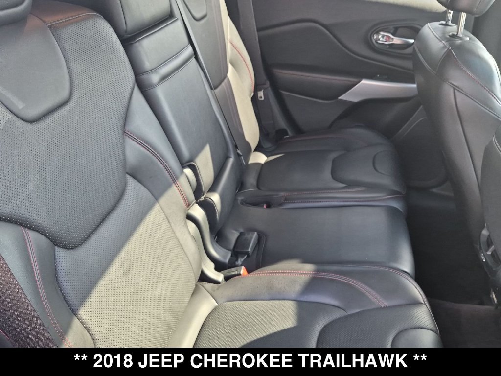 Used 2018 Jeep Cherokee Trailhawk AWD/4WD image 27