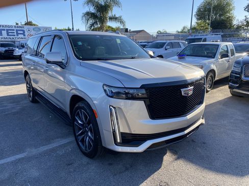 Used 2022 Cadillac Escalade ESV Sport Platinum image 4