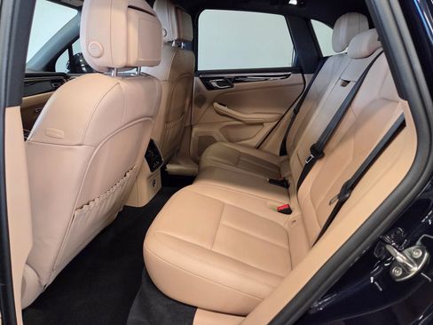 Certified 2023 Porsche Macan AWD/4WD image 11