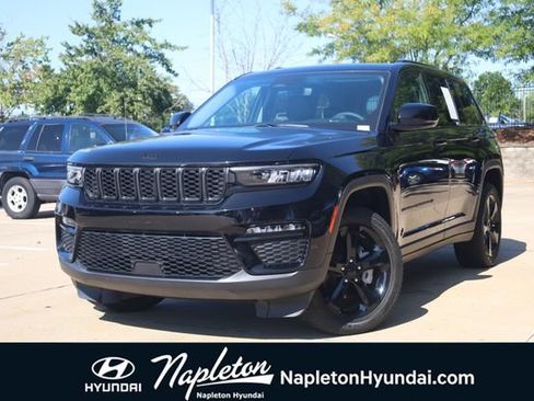 Used 2023 Jeep Grand Cherokee Limited w/ Black Appearance Package AWD/4WD image 1