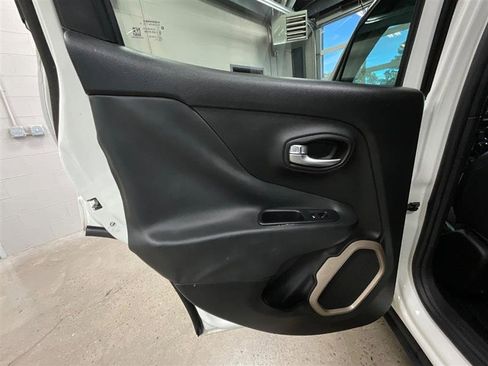 Used 2016 Jeep Renegade Limited FWD image 18