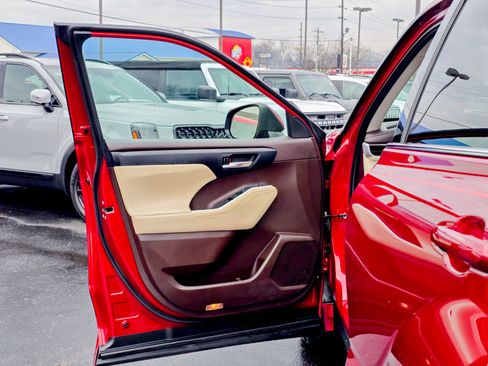 Used 2022 Toyota Highlander XLE image 29