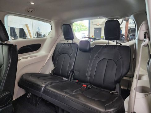 Used 2024 Chrysler Pacifica Touring-L FWD image 26