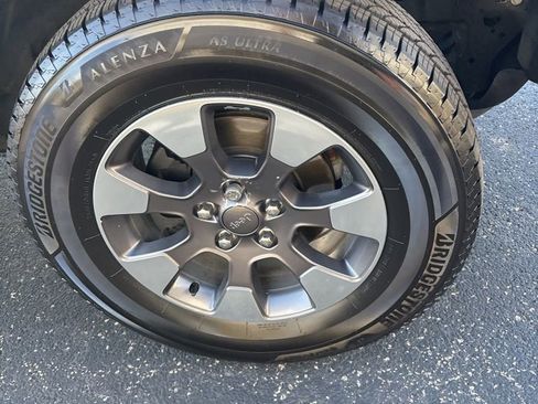 Used 2018 Jeep Wrangler Unlimited Sahara w/ Uconnect 4C Nav & Sound Group image 9