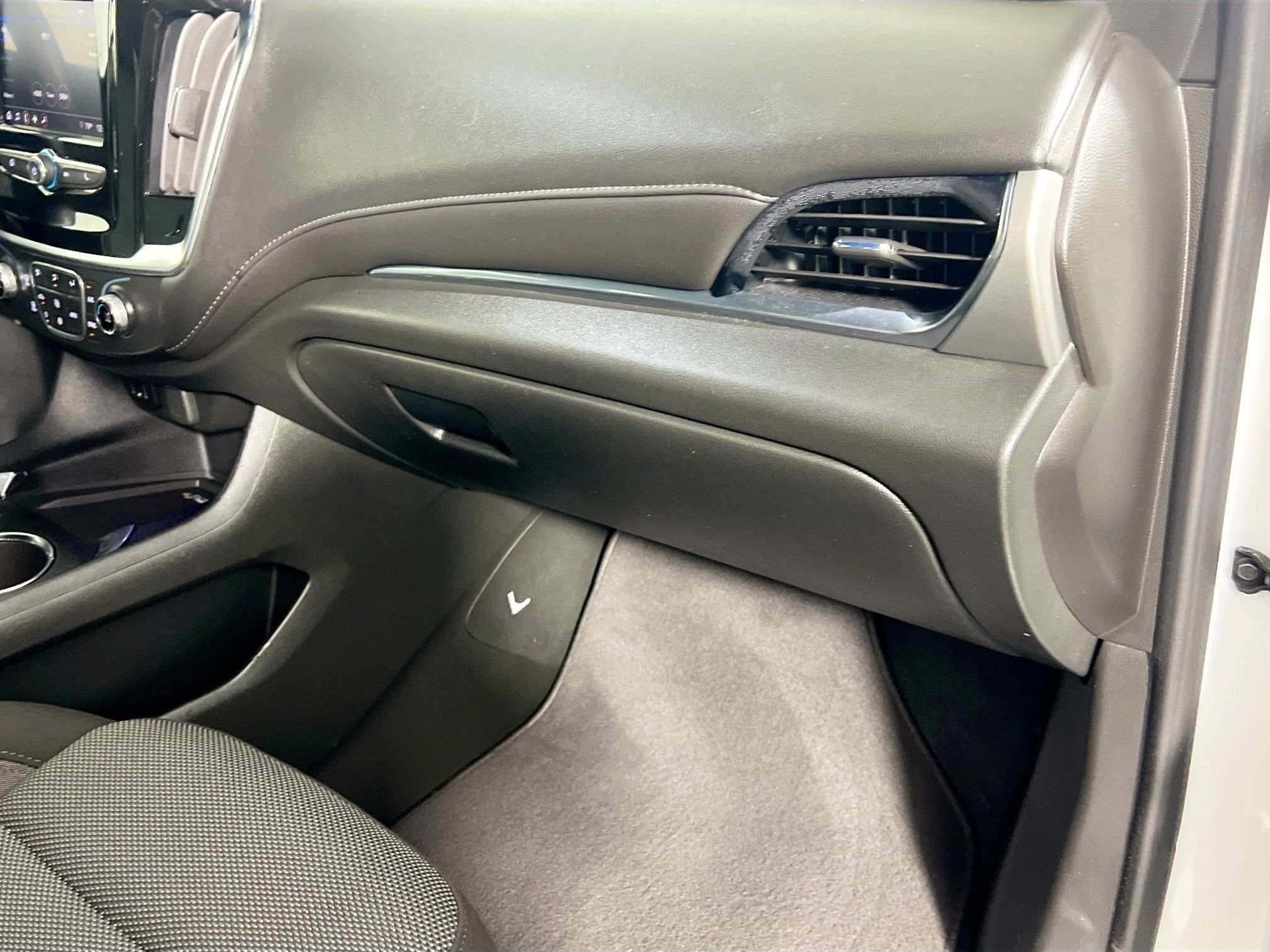 Used 2023 Chevrolet Traverse LT FWD image 34