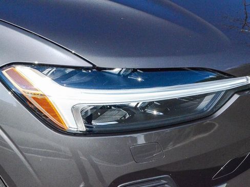 Used 2022 Volvo XC60 B5 Momentum w/ Advanced Package image 10