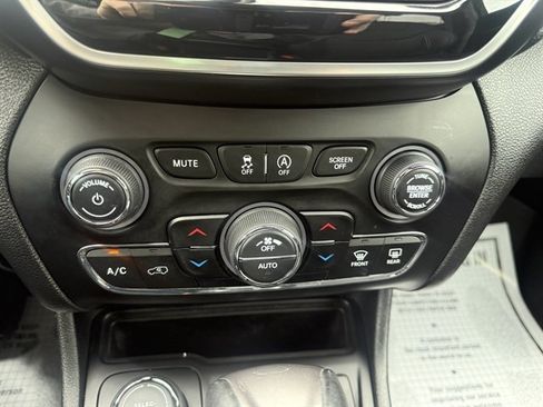 Used 2019 Jeep Cherokee Limited AWD/4WD image 18