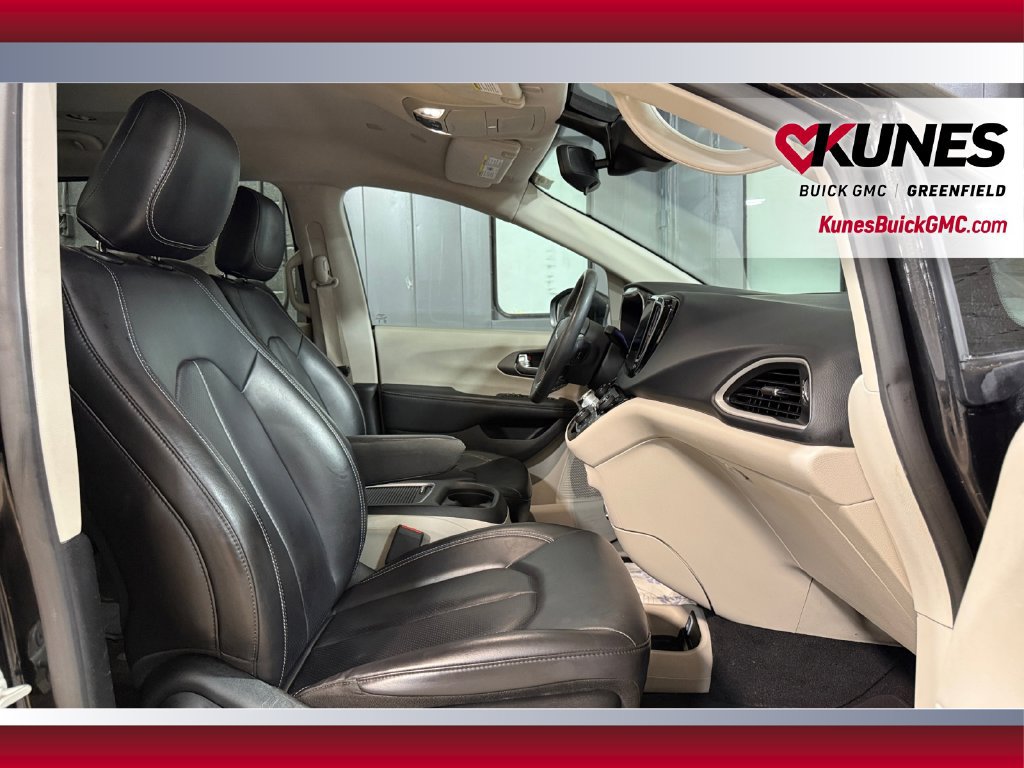 Used 2023 Chrysler Pacifica Touring-L FWD image 37