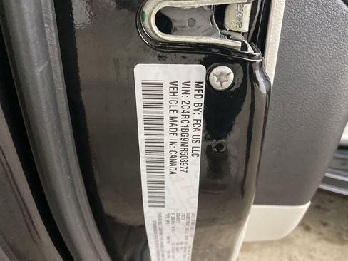 Used 2021 Chrysler Pacifica Touring-L FWD image 32