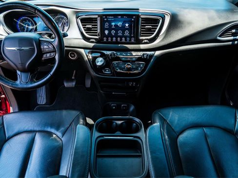 Used 2019 Chrysler Pacifica Touring-L FWD image 26