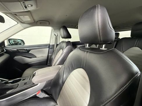 Used 2021 Toyota Highlander LE FWD image 4