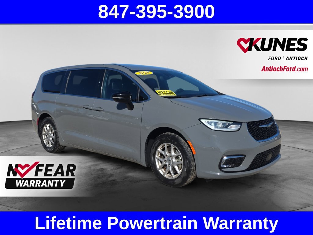 Used 2025 Chrysler Pacifica Select FWD image 1