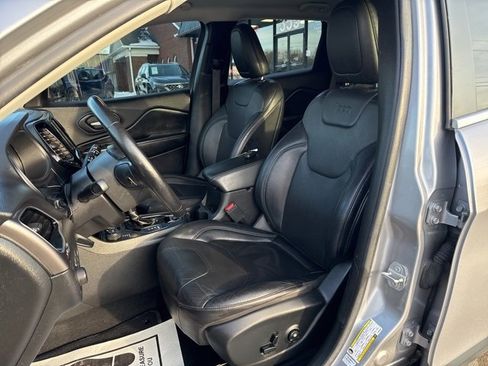 Used 2020 Jeep Cherokee Limited image 2