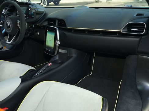 Used 2024 McLaren Artura RWD image 18