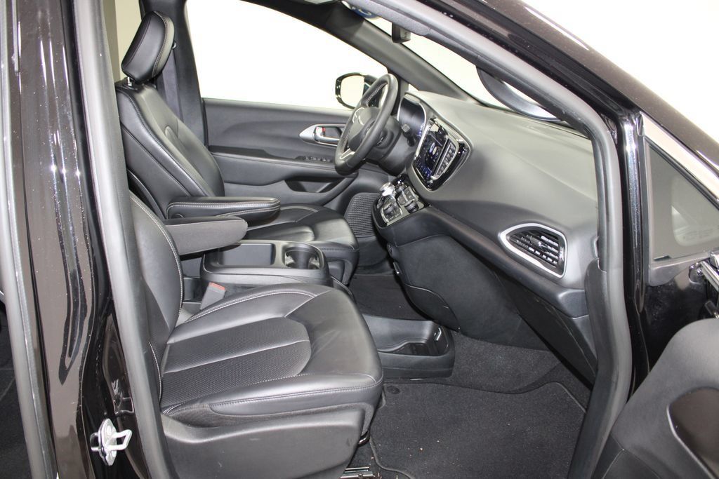 Used 2025 Chrysler Pacifica Select FWD image 27