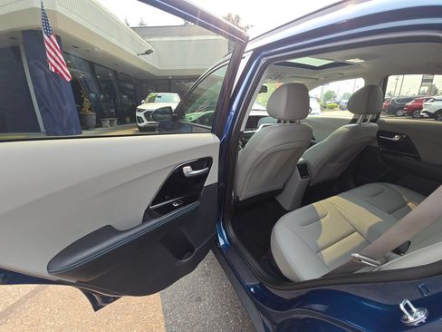 Used 2022 Kia Niro Touring Special Edition FWD image 15
