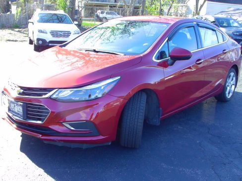 Used 2018 Chevrolet Cruze Premier FWD image 3