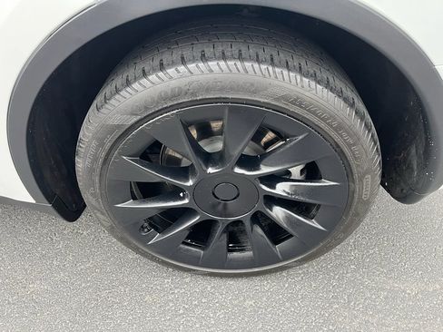 Used 2023 Tesla Model Y Long Range image 11