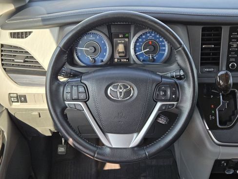 Used 2020 Toyota Sienna XLE image 19