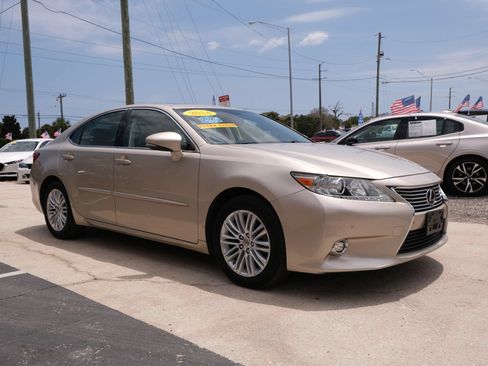 Used 2014 Lexus ES 350 w/ Luxury Package FWD image 3