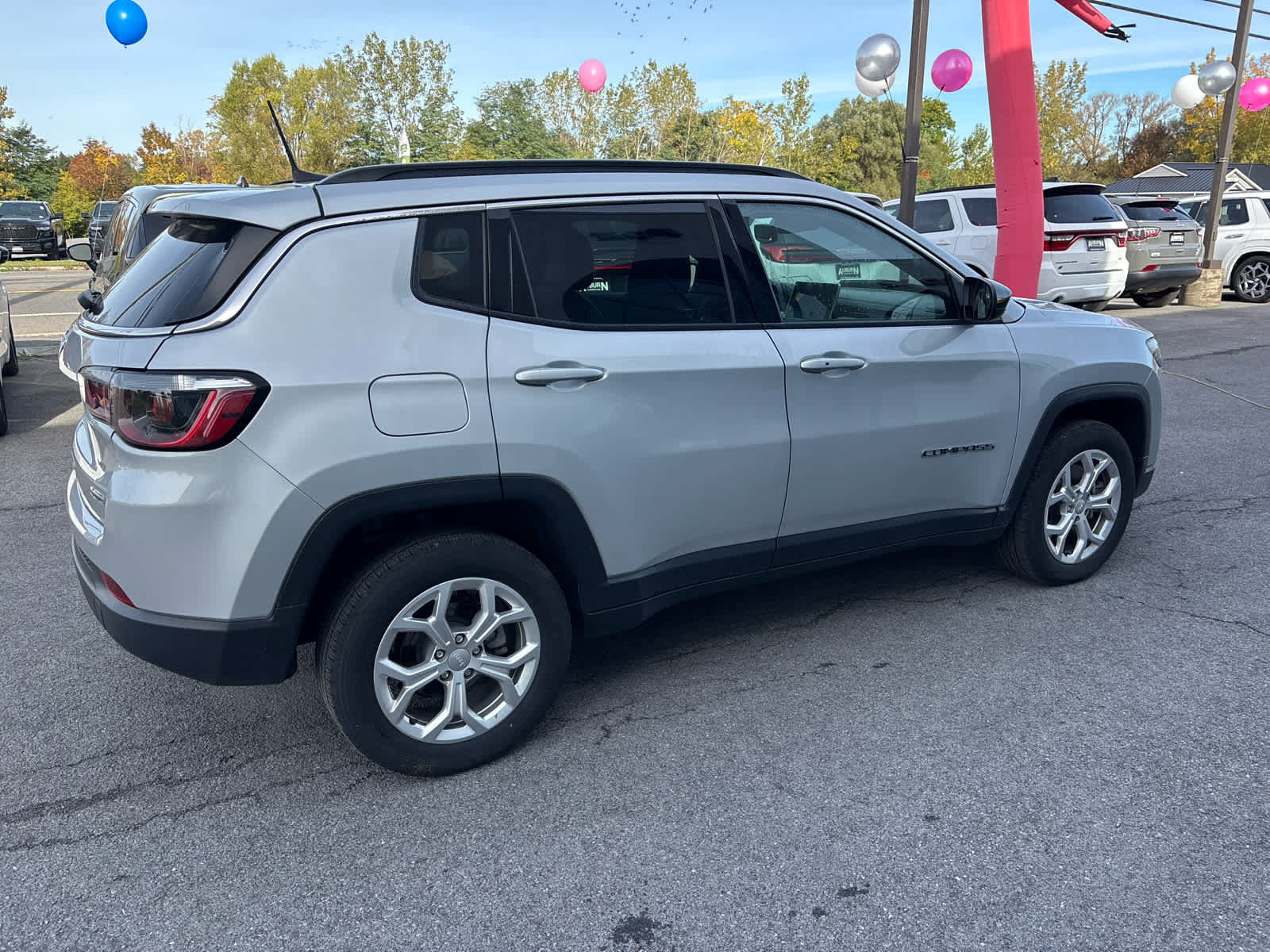Used 2024 Jeep Compass Latitude w/ Convenience Group AWD/4WD image 4