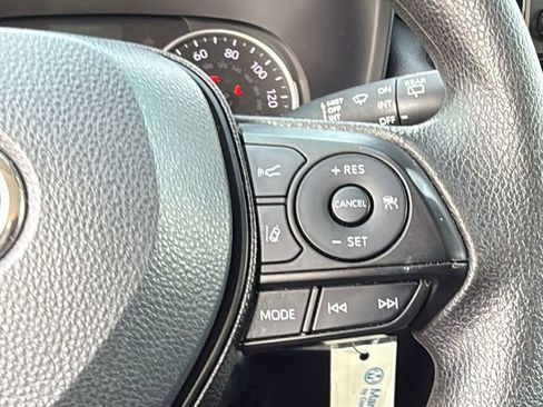 Used 2021 Toyota RAV4 LE AWD/4WD image 32