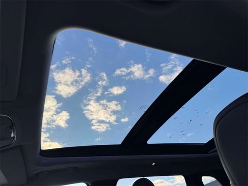 Used 2022 Jeep Cherokee Limited image 18