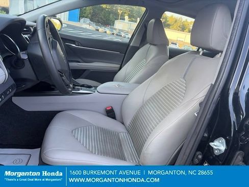 Used 2018 Toyota Camry SE w/ Moonroof Package FWD image 13