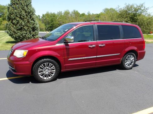 Used 2013 Chrysler Town & Country Touring-L w/ Driver Convenience Group FWD image 9