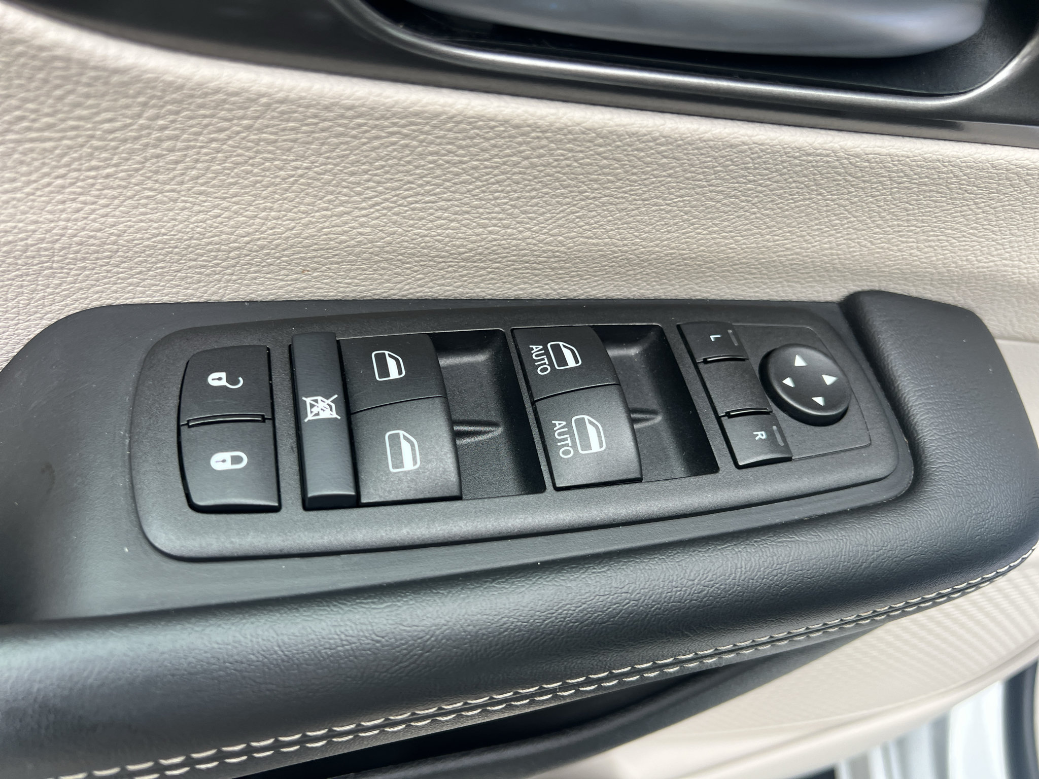 Used 2024 Chrysler Pacifica Touring-L FWD image 21