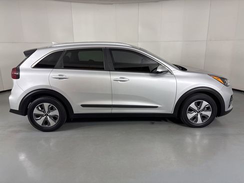 Used 2020 Kia Niro LX image 9
