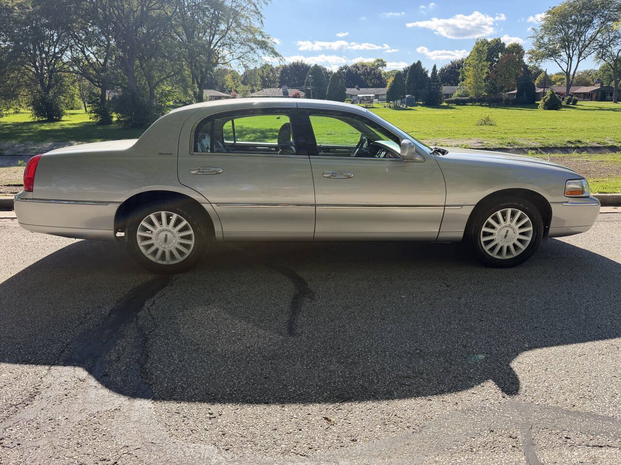 Used 2005 Lincoln Town Car Signature RWD image 6