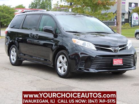 Used 2018 Toyota Sienna LE image 3