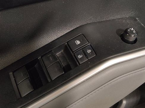 Used 2021 Toyota Highlander LE image 27