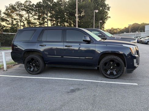 Used 2018 Cadillac Escalade Premium Luxury AWD/4WD image 4